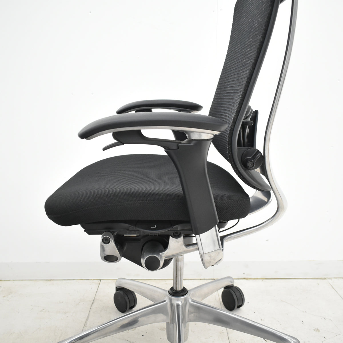 【中古】オカムラ　コンテッサ　可動肘（肘パッド新品）ランバーサポート　ポリッシュ　2025102902【中古オフィス家具】