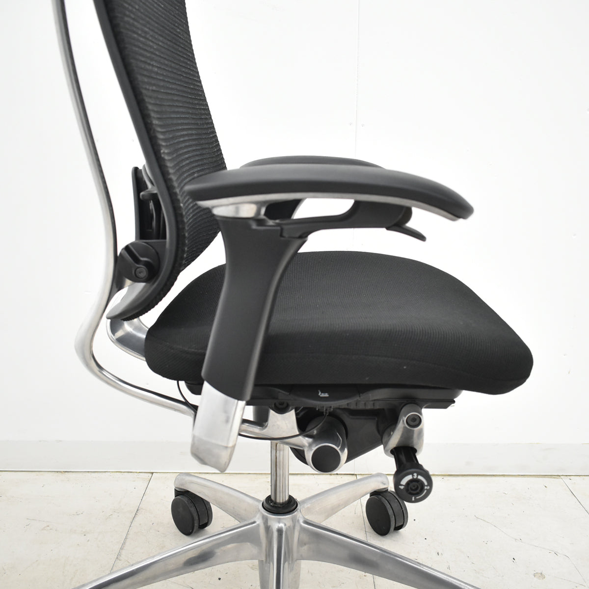 【中古】オカムラ　コンテッサ　可動肘（肘パッド新品）ランバーサポート　ポリッシュ　2025102902【中古オフィス家具】