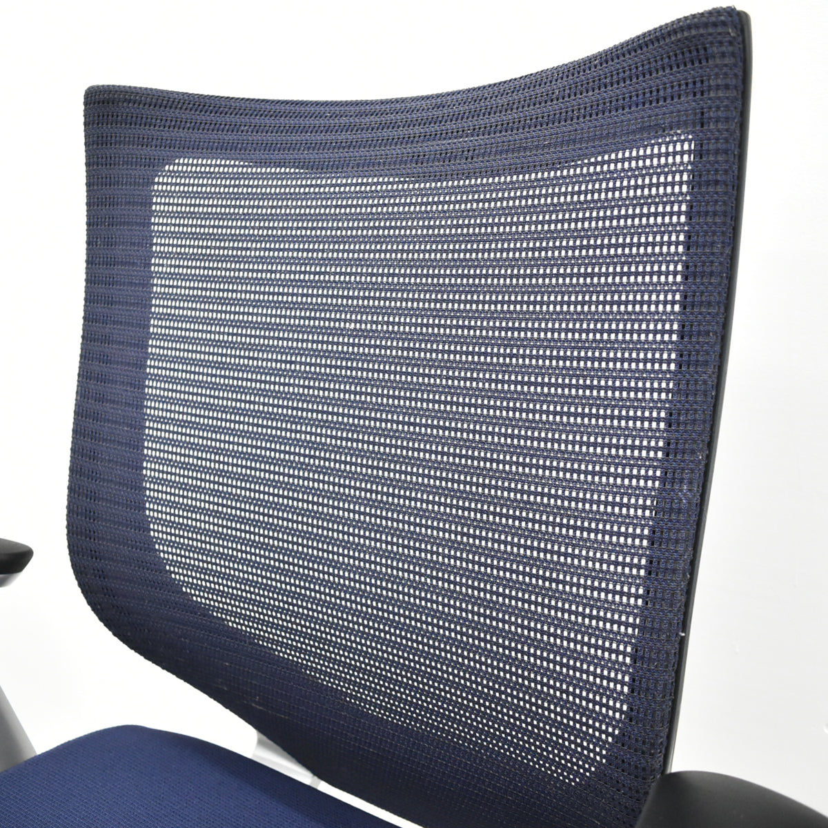 【中古】オカムラ　バロン　ローバック　固定肘　シルバー脚　2025102903 【中古オフィス家具】