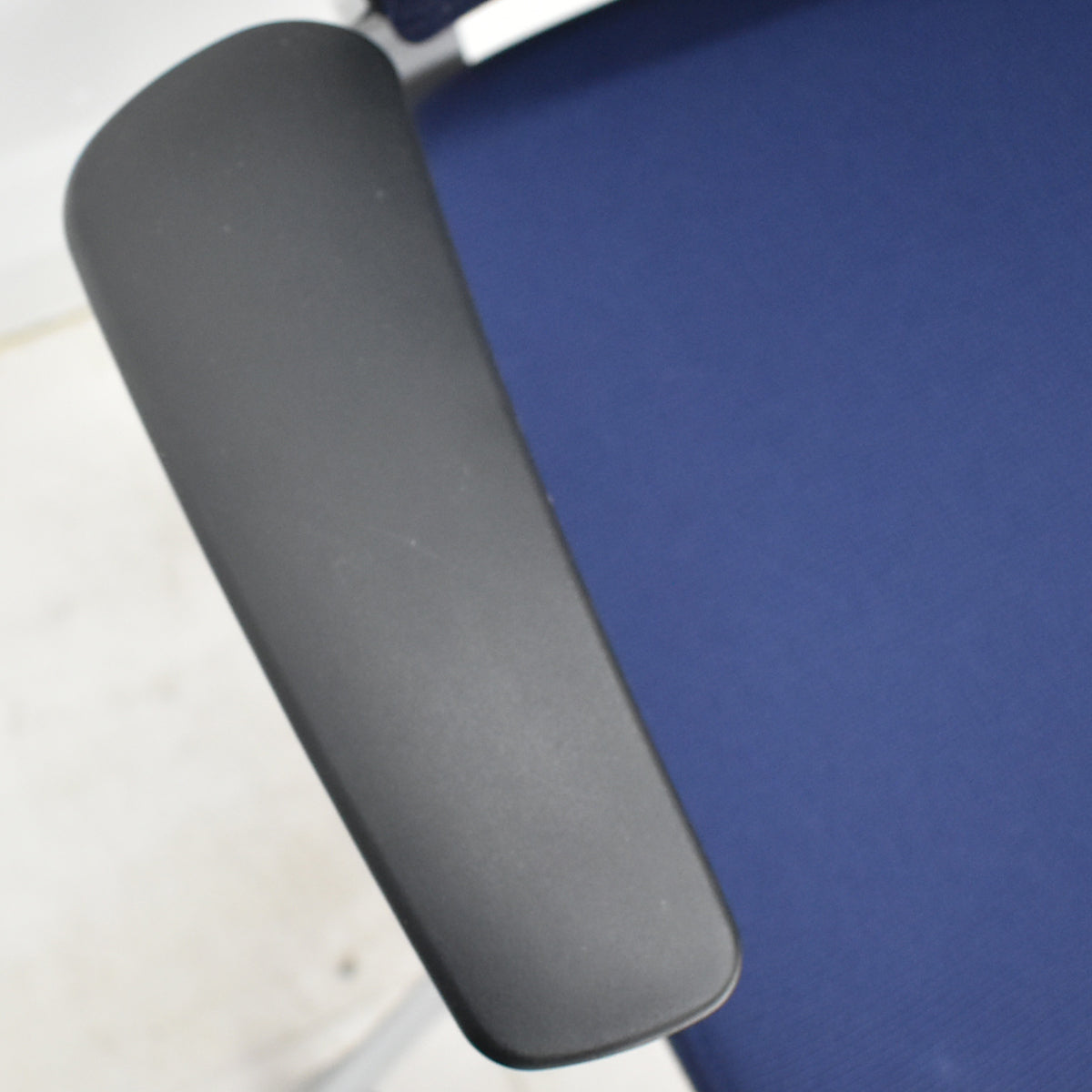 【中古】オカムラ　バロン　ローバック　固定肘　シルバー脚　2025102903 【中古オフィス家具】