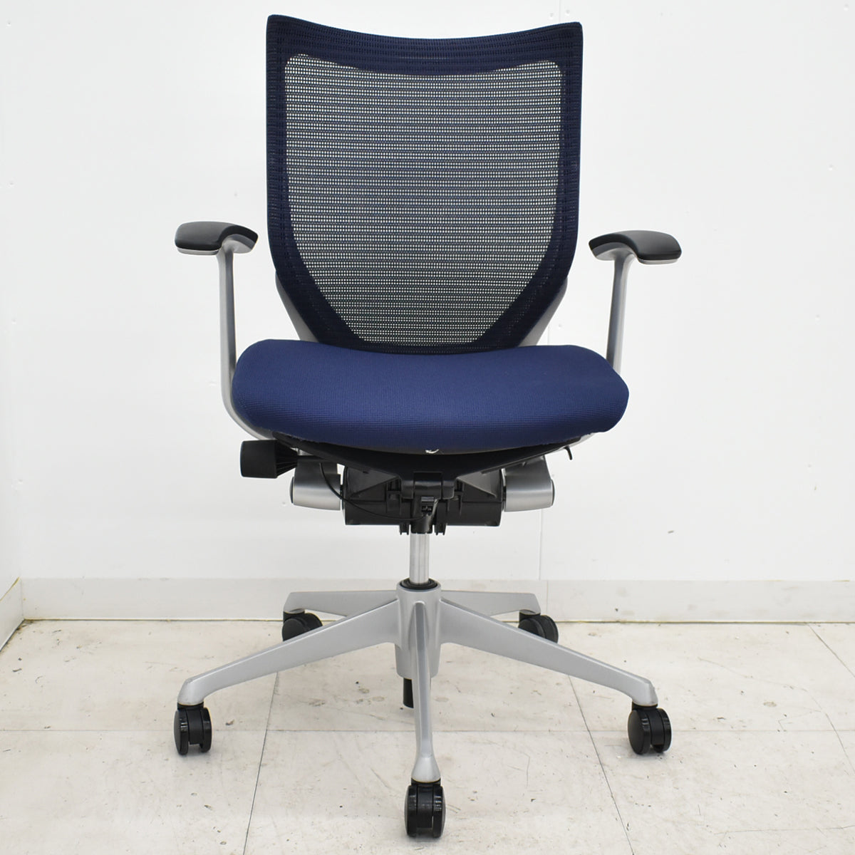 【中古】オカムラ　バロン　ローバック　固定肘　シルバー脚　2025102903 【中古オフィス家具】