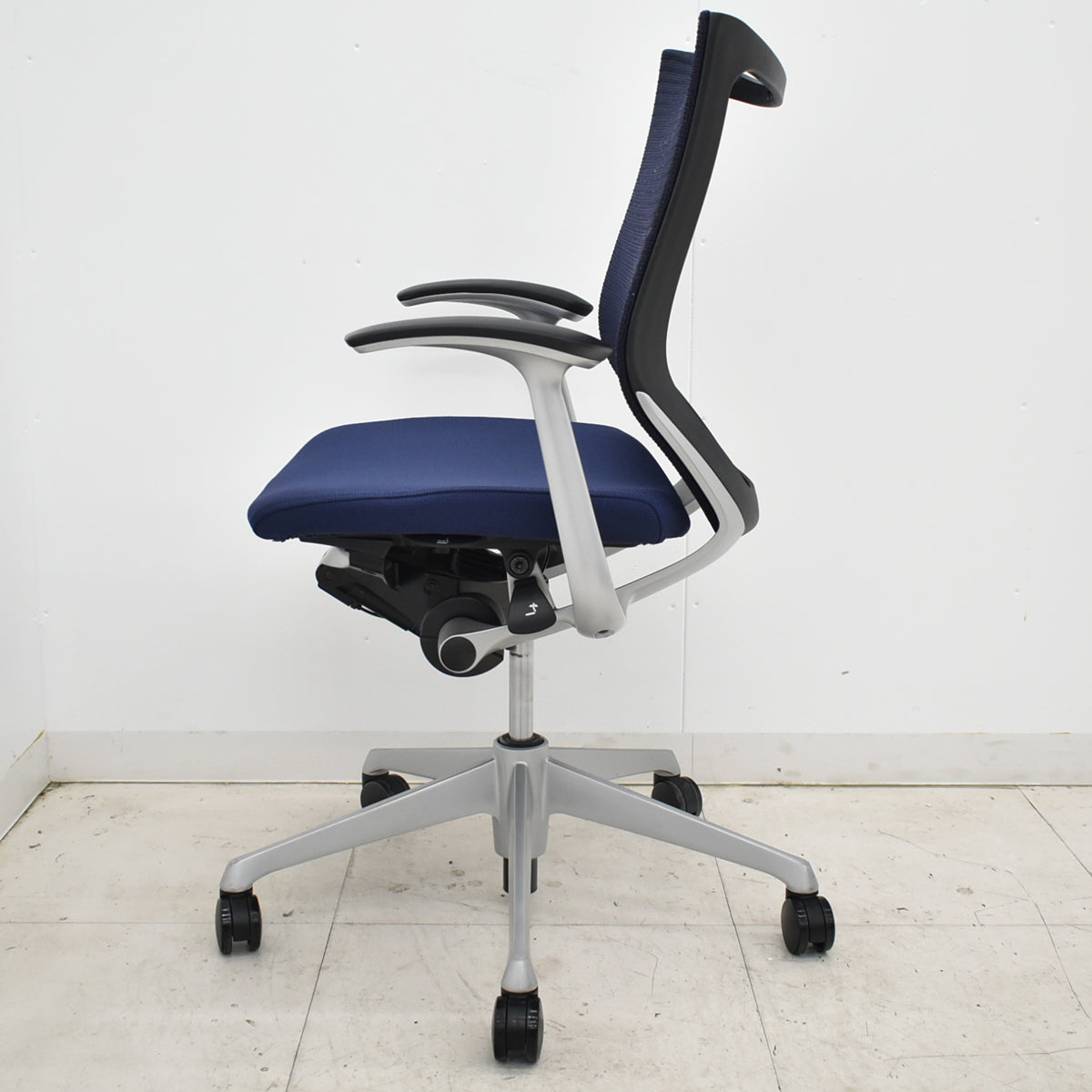 【中古】オカムラ　バロン　ローバック　固定肘　シルバー脚　2025102903 【中古オフィス家具】