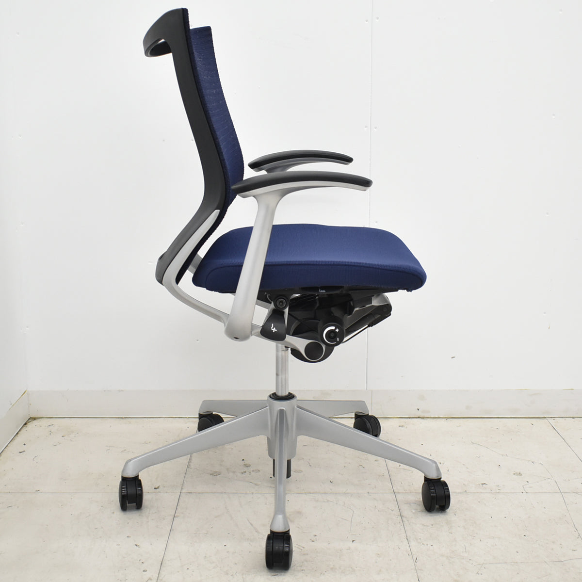 【中古】オカムラ　バロン　ローバック　固定肘　シルバー脚　2025102903 【中古オフィス家具】