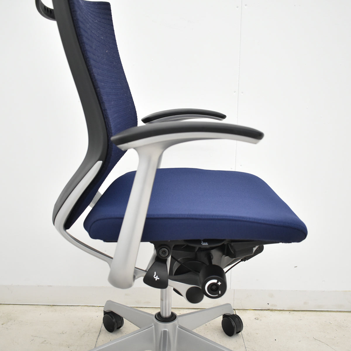 【中古】オカムラ　バロン　ローバック　固定肘　シルバー脚　2025102903 【中古オフィス家具】