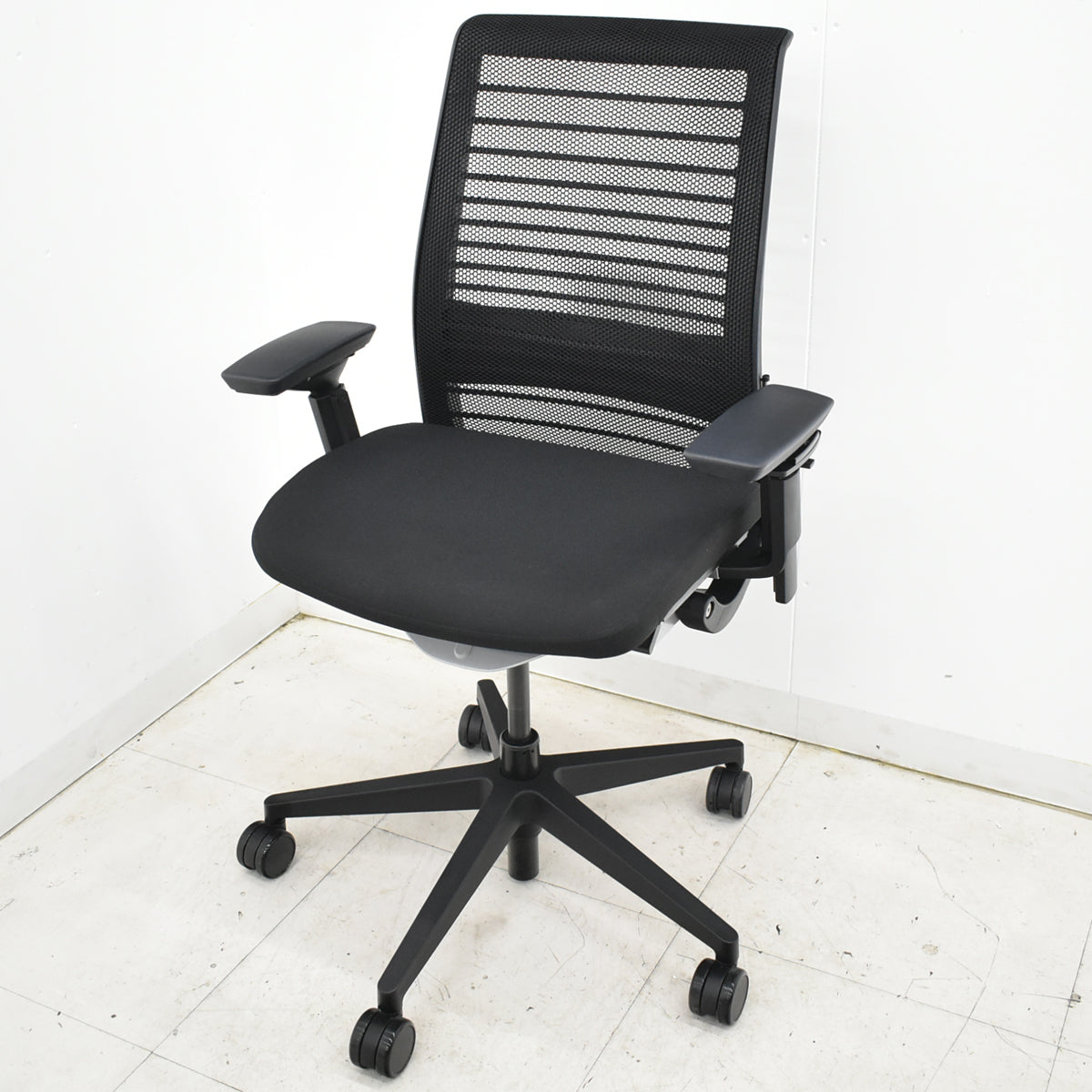 【中古】スチールケース　シンク２　可動肘　ランバーサポート　2025102904【中古オフィス家具】