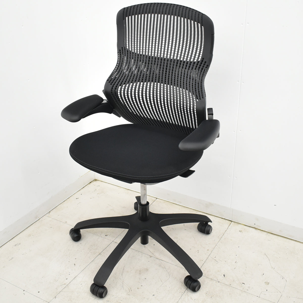 【中古】Knoll　ジェネレーション　可動肘（ハイパフォーマンス肘）ブラック脚　2025102905【中古オフィス家具】