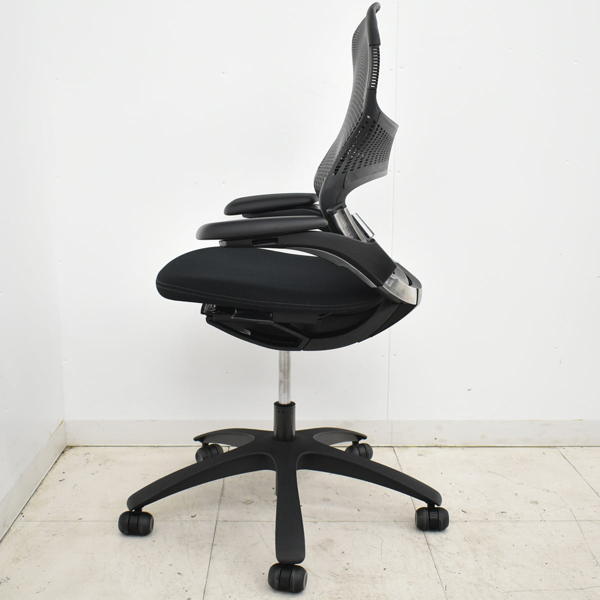 【中古】Knoll　ジェネレーション　可動肘（ハイパフォーマンス肘）ブラック脚　2025102905【中古オフィス家具】