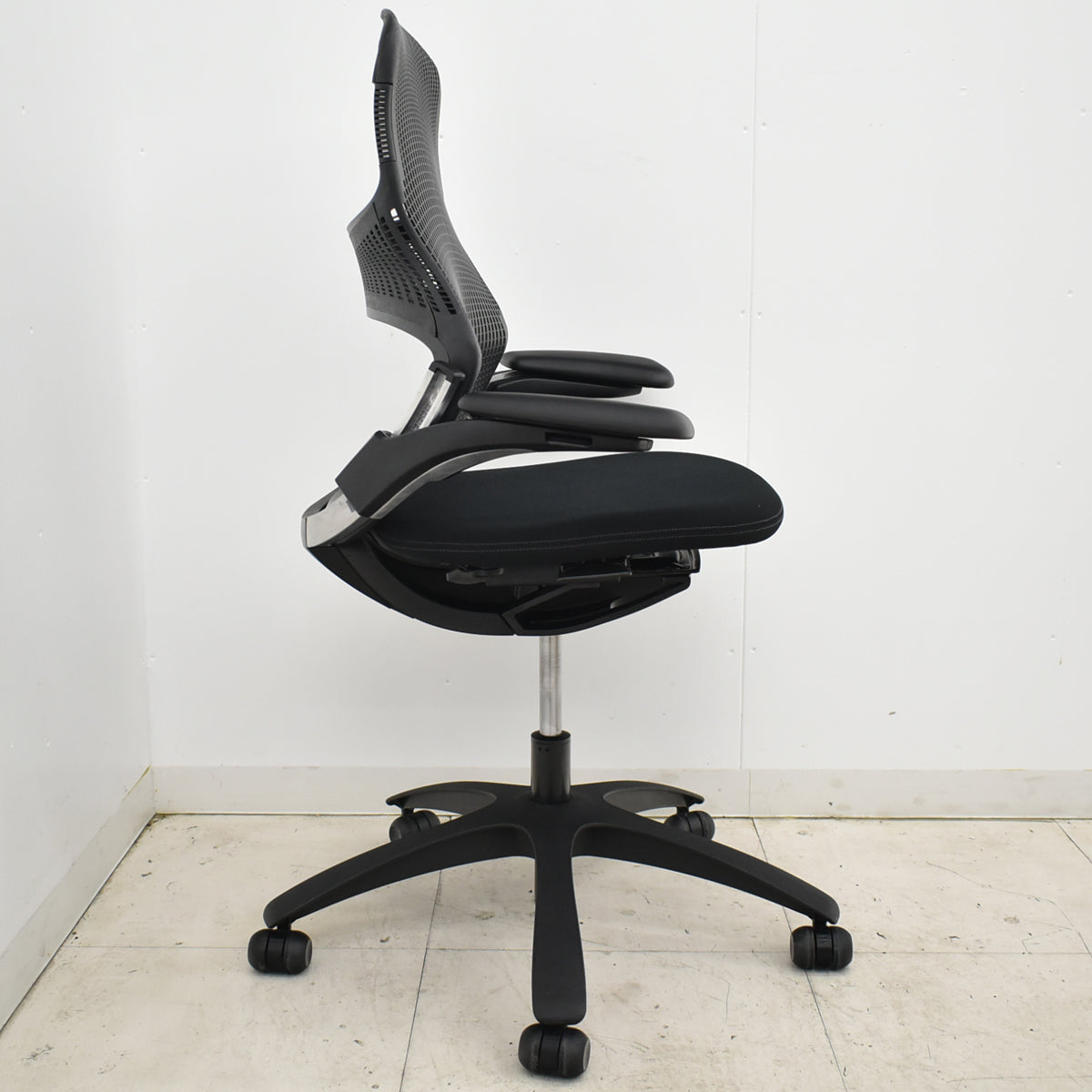 【中古】Knoll　ジェネレーション　可動肘（ハイパフォーマンス肘）ブラック脚　2025102905【中古オフィス家具】