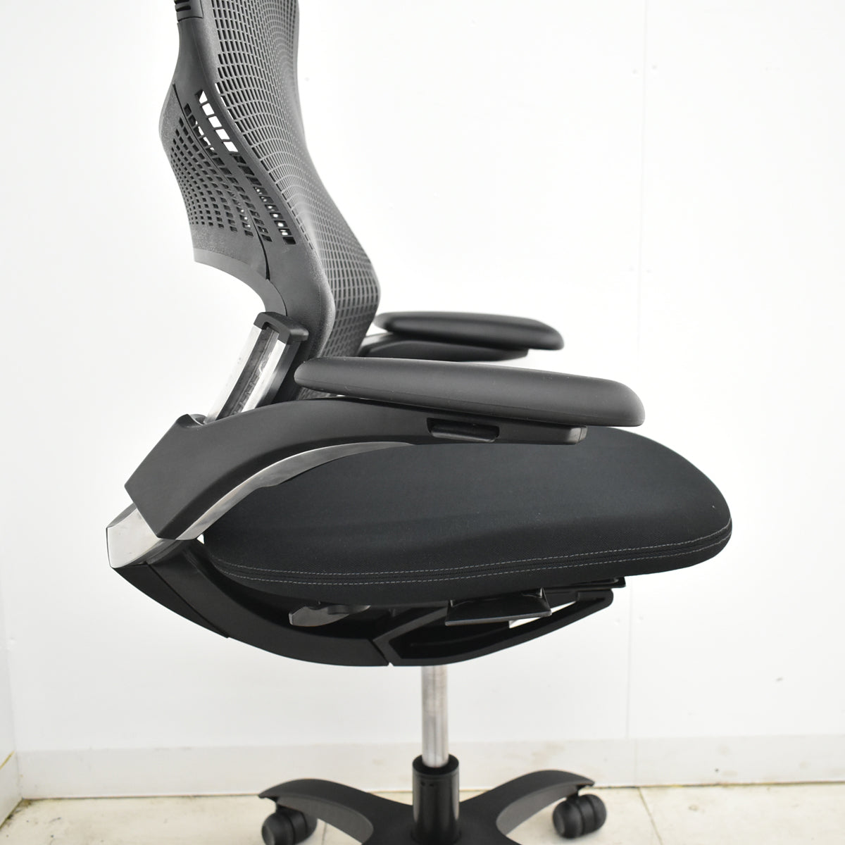 【中古】Knoll　ジェネレーション　可動肘（ハイパフォーマンス肘）ブラック脚　2025102905【中古オフィス家具】