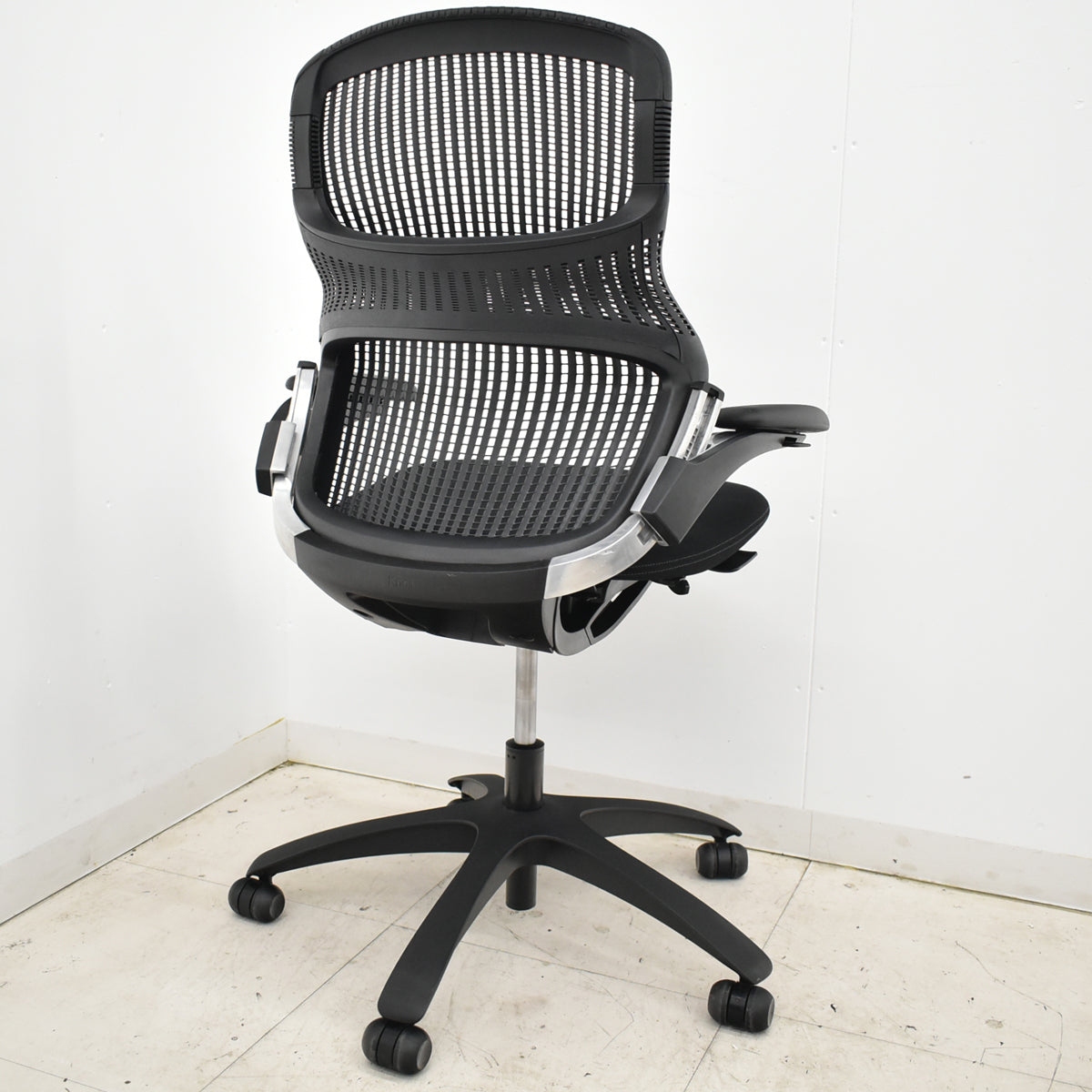 【中古】Knoll　ジェネレーション　可動肘（ハイパフォーマンス肘）ブラック脚　2025102905【中古オフィス家具】