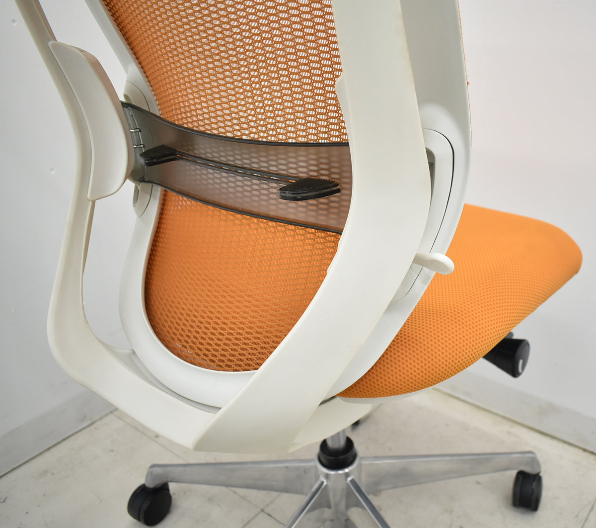 【中古】オカムラ　シルフィー　ハイバック　肘なし　バックカーブアジャスト　前傾機能　ランバーサポート　ポリッシュ　2025103101【中古オフィス家具】