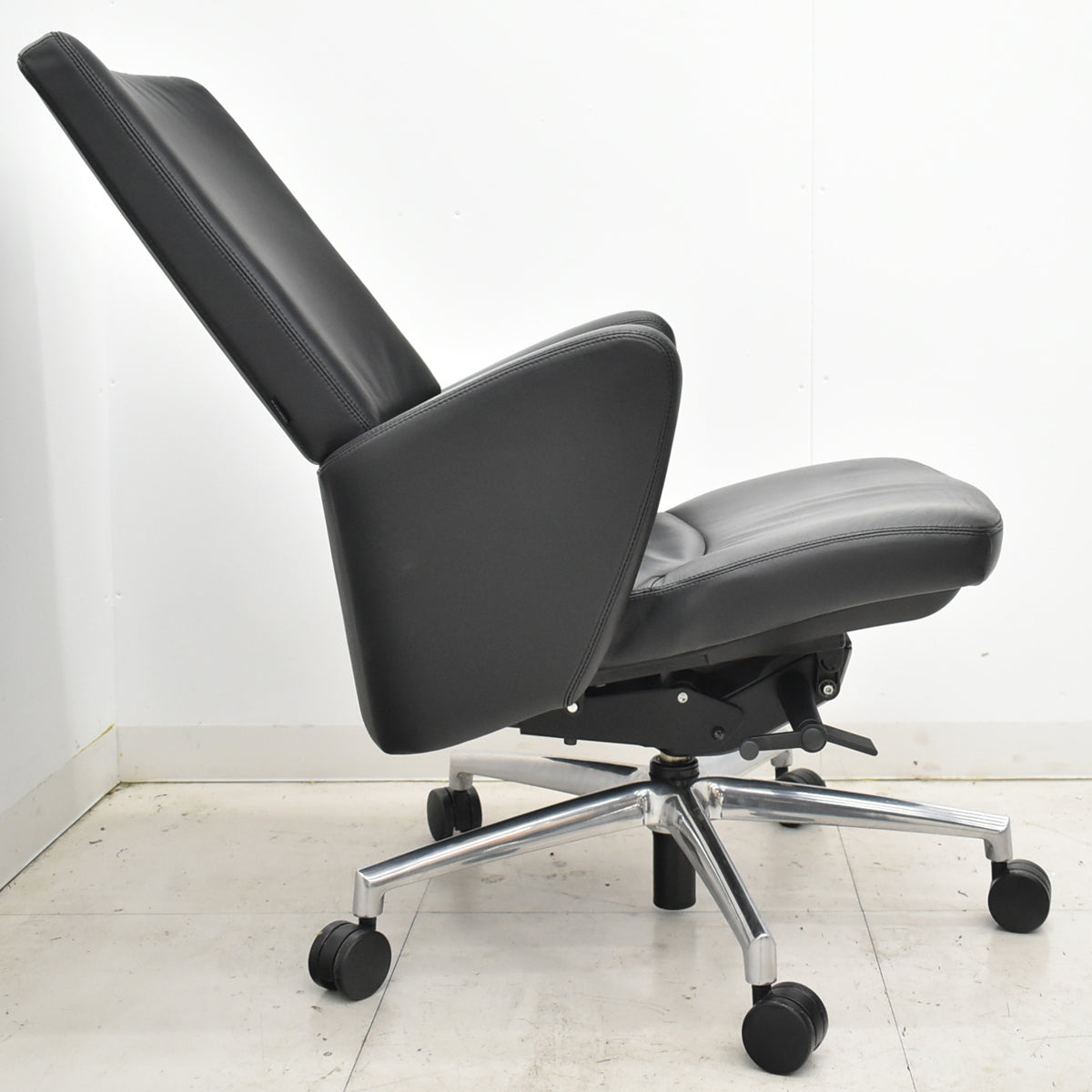 【中古】オカムラ　セフィーロ　エグゼクティブチェア　総革張り　固定肘　ポリッシュ　2025110402【中古オフィス家具】