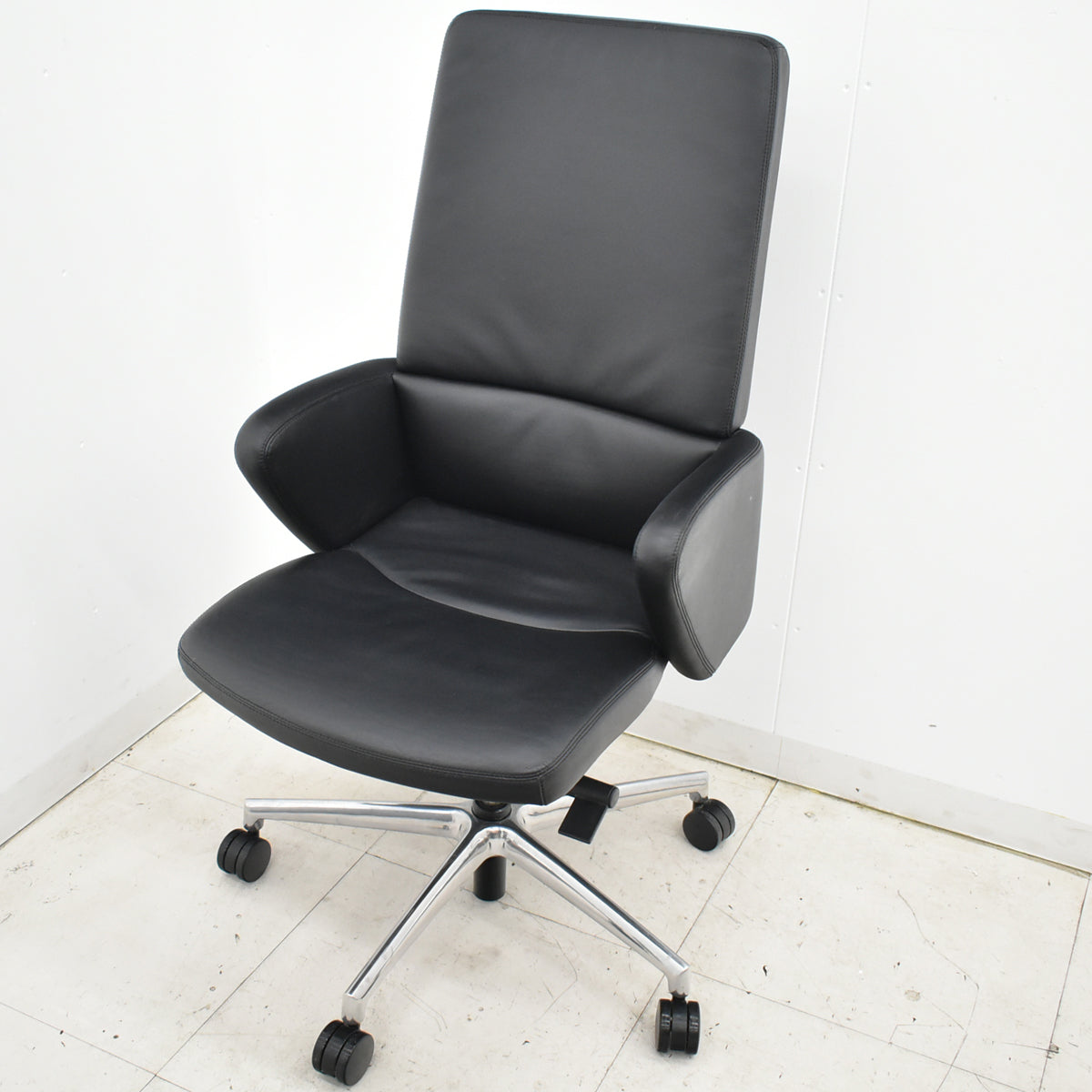 【中古】オカムラ　セフィーロ　エグゼクティブチェア　総革張り　固定肘　ポリッシュ　2025110402【中古オフィス家具】