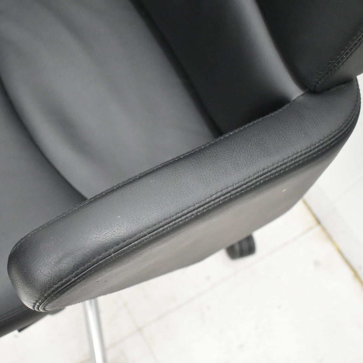 【中古】オカムラ　セフィーロ　エグゼクティブチェア　総革張り　固定肘　ポリッシュ　2025110402【中古オフィス家具】