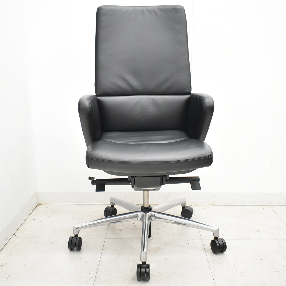 【中古】オカムラ　セフィーロ　エグゼクティブチェア　総革張り　固定肘　ポリッシュ　2025110402【中古オフィス家具】