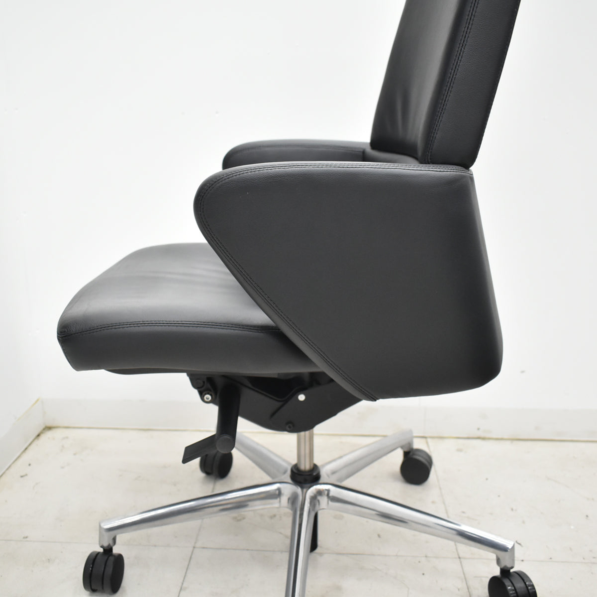 【中古】オカムラ　セフィーロ　エグゼクティブチェア　総革張り　固定肘　ポリッシュ　2025110402【中古オフィス家具】