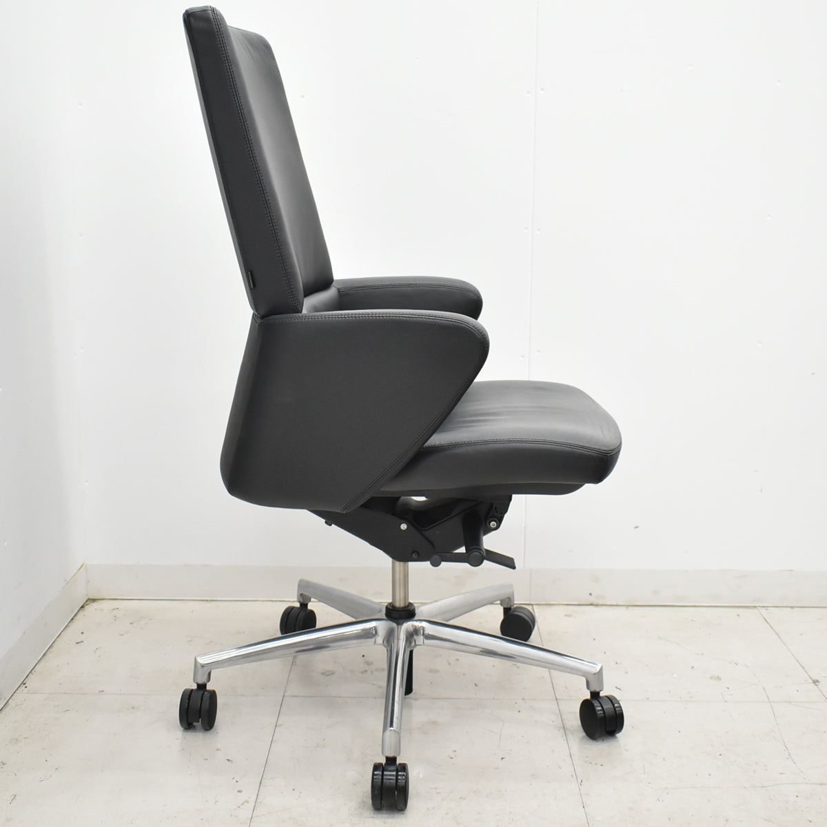 【中古】オカムラ　セフィーロ　エグゼクティブチェア　総革張り　固定肘　ポリッシュ　2025110402【中古オフィス家具】