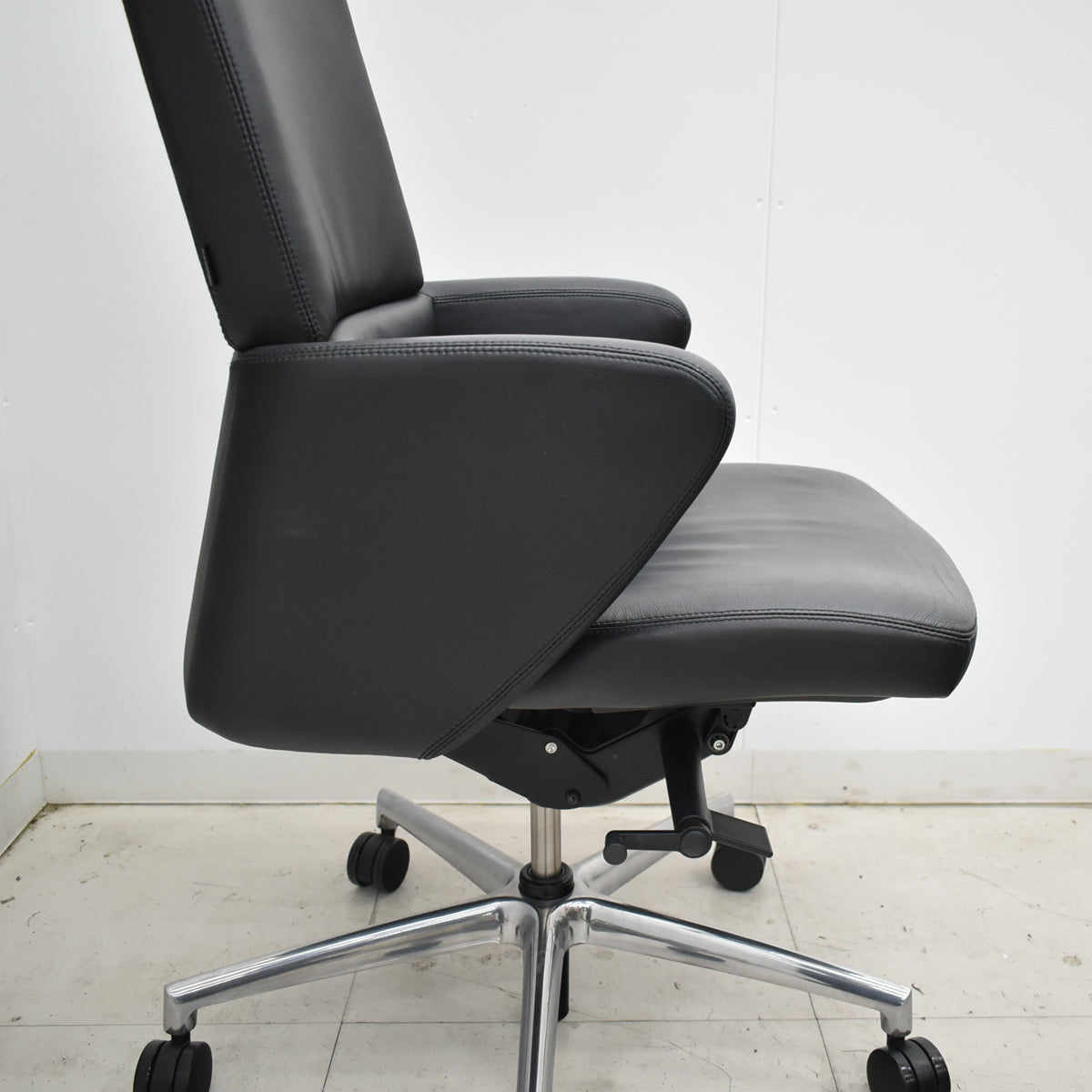 【中古】オカムラ　セフィーロ　エグゼクティブチェア　総革張り　固定肘　ポリッシュ　2025110402【中古オフィス家具】