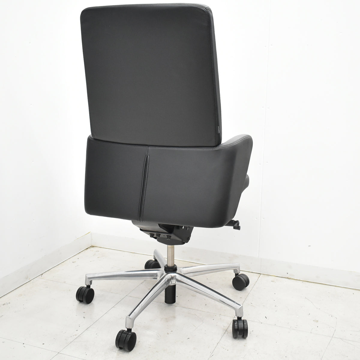 【中古】オカムラ　セフィーロ　エグゼクティブチェア　総革張り　固定肘　ポリッシュ　2025110402【中古オフィス家具】