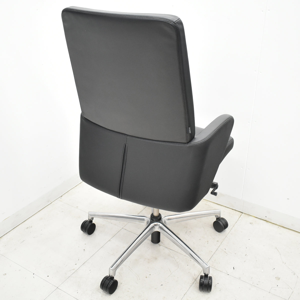 【中古】オカムラ　セフィーロ　エグゼクティブチェア　総革張り　固定肘　ポリッシュ　2025110402【中古オフィス家具】