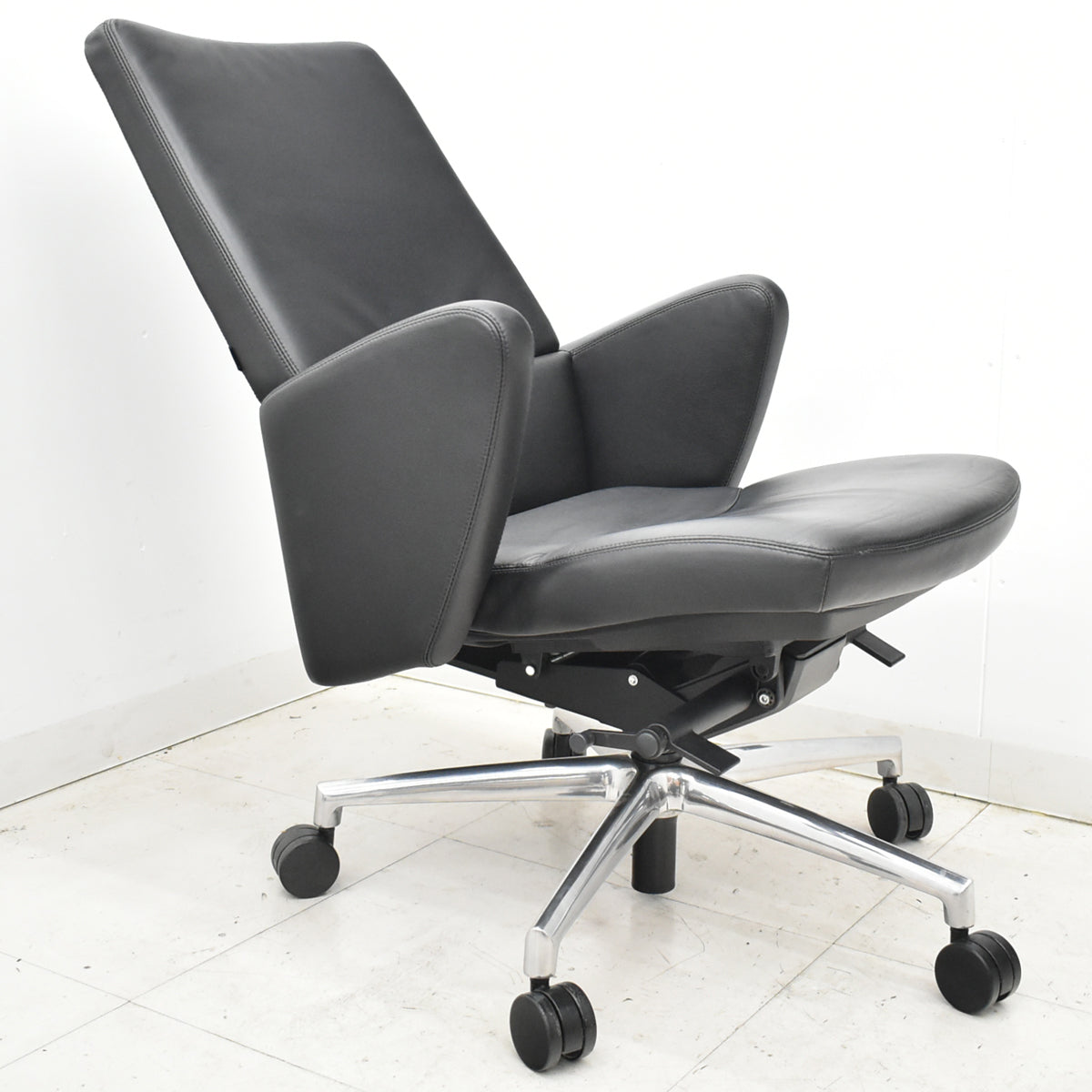【中古】オカムラ　セフィーロ　エグゼクティブチェア　総革張り　固定肘　ポリッシュ　2025110402【中古オフィス家具】
