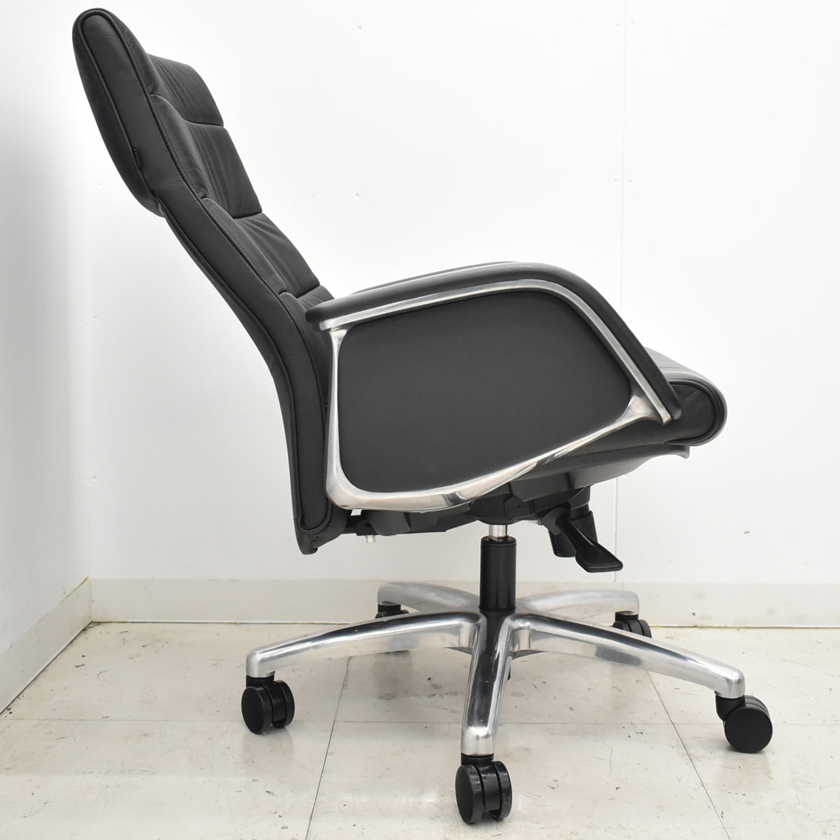 【中古】オカムラ　CEシリーズ　ハイバック　エグゼクティブチェア 固定肘（肘サイドパネル付）総革張り　ポリッシュ　2025110403【中古オフィス家具】