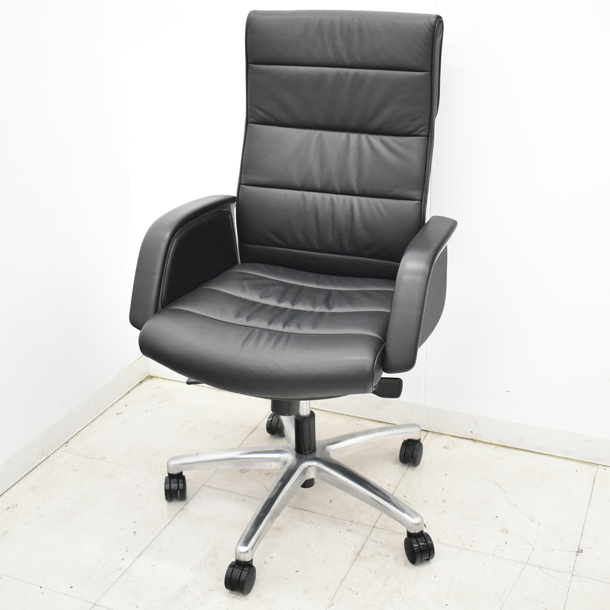 【中古】オカムラ　CEシリーズ　ハイバック　エグゼクティブチェア 固定肘（肘サイドパネル付）総革張り　ポリッシュ　2025110403【中古オフィス家具】