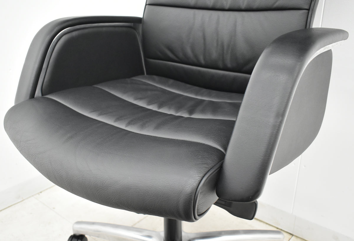 【中古】オカムラ　CEシリーズ　ハイバック　エグゼクティブチェア 固定肘（肘サイドパネル付）総革張り　ポリッシュ　2025110403【中古オフィス家具】