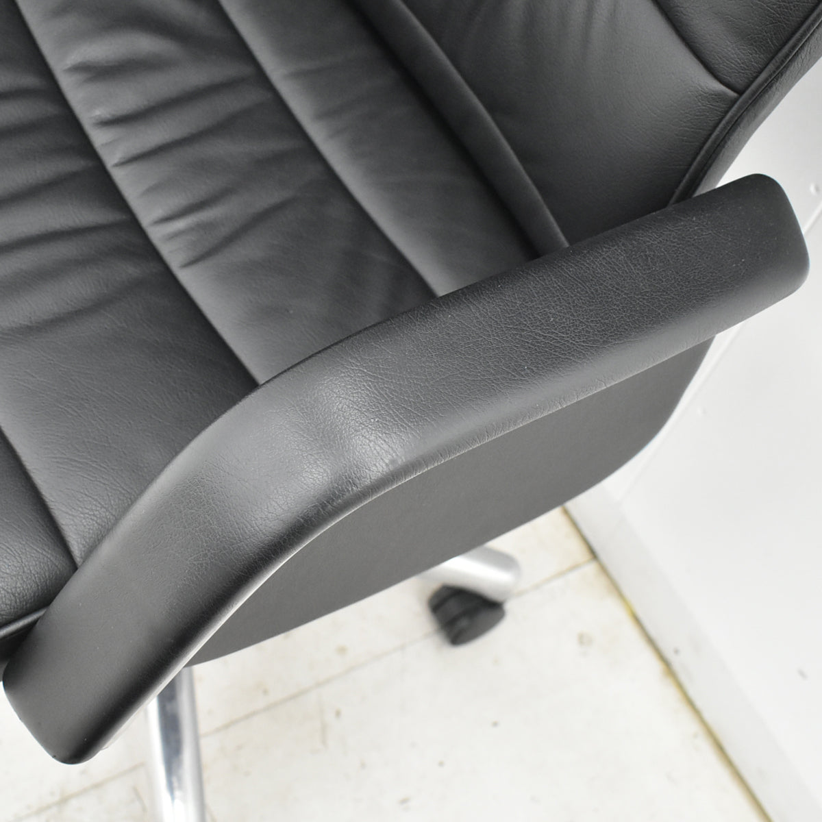 【中古】オカムラ　CEシリーズ　ハイバック　エグゼクティブチェア 固定肘（肘サイドパネル付）総革張り　ポリッシュ　2025110403【中古オフィス家具】