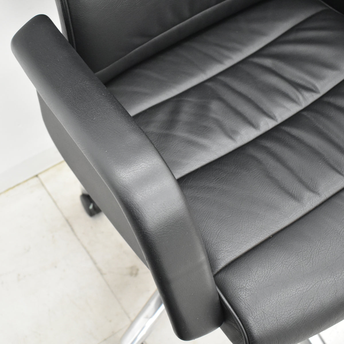 【中古】オカムラ　CEシリーズ　ハイバック　エグゼクティブチェア 固定肘（肘サイドパネル付）総革張り　ポリッシュ　2025110403【中古オフィス家具】