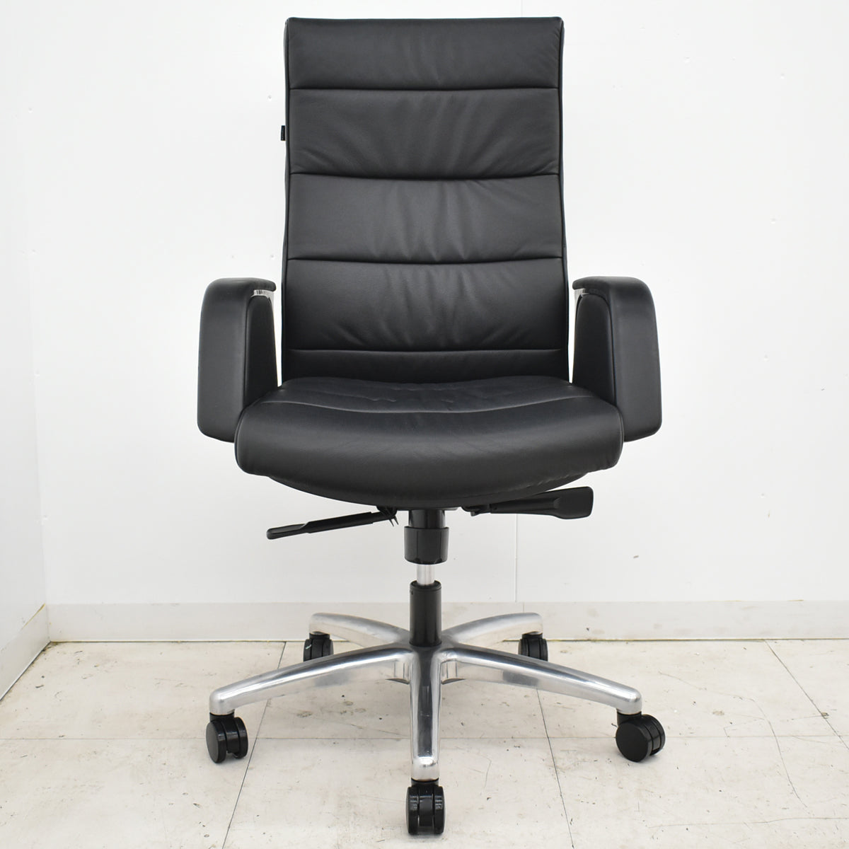 【中古】オカムラ　CEシリーズ　ハイバック　エグゼクティブチェア 固定肘（肘サイドパネル付）総革張り　ポリッシュ　2025110403【中古オフィス家具】