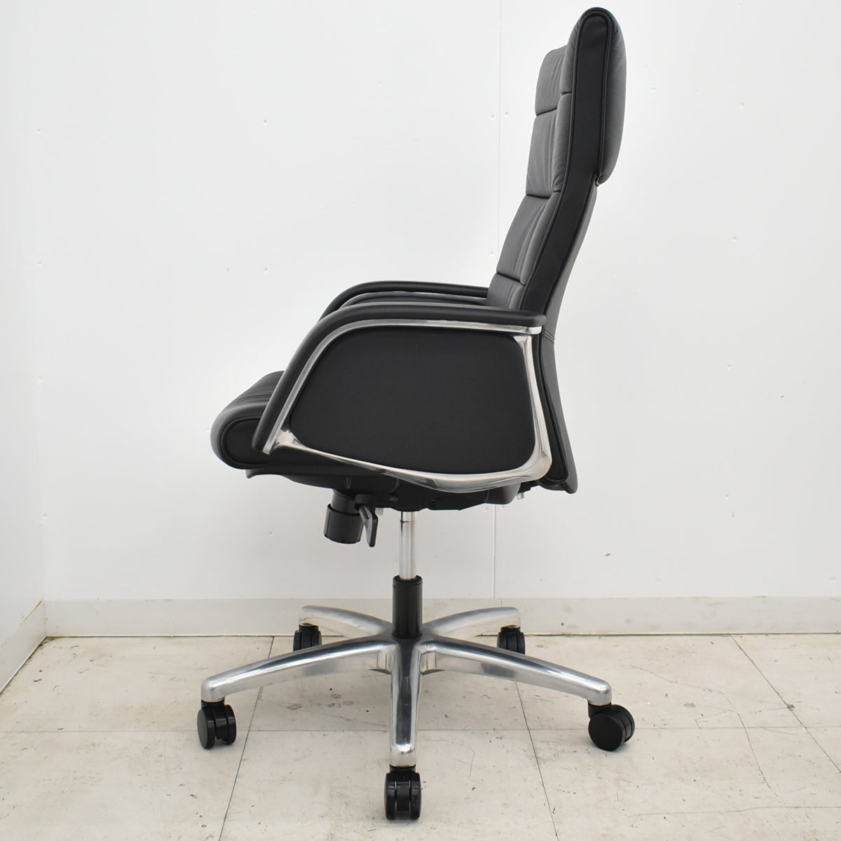【中古】オカムラ　CEシリーズ　ハイバック　エグゼクティブチェア 固定肘（肘サイドパネル付）総革張り　ポリッシュ　2025110403【中古オフィス家具】