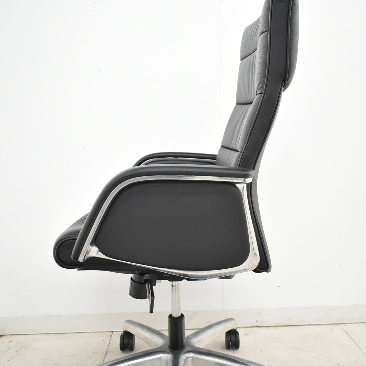 【中古】オカムラ　CEシリーズ　ハイバック　エグゼクティブチェア 固定肘（肘サイドパネル付）総革張り　ポリッシュ　2025110403【中古オフィス家具】
