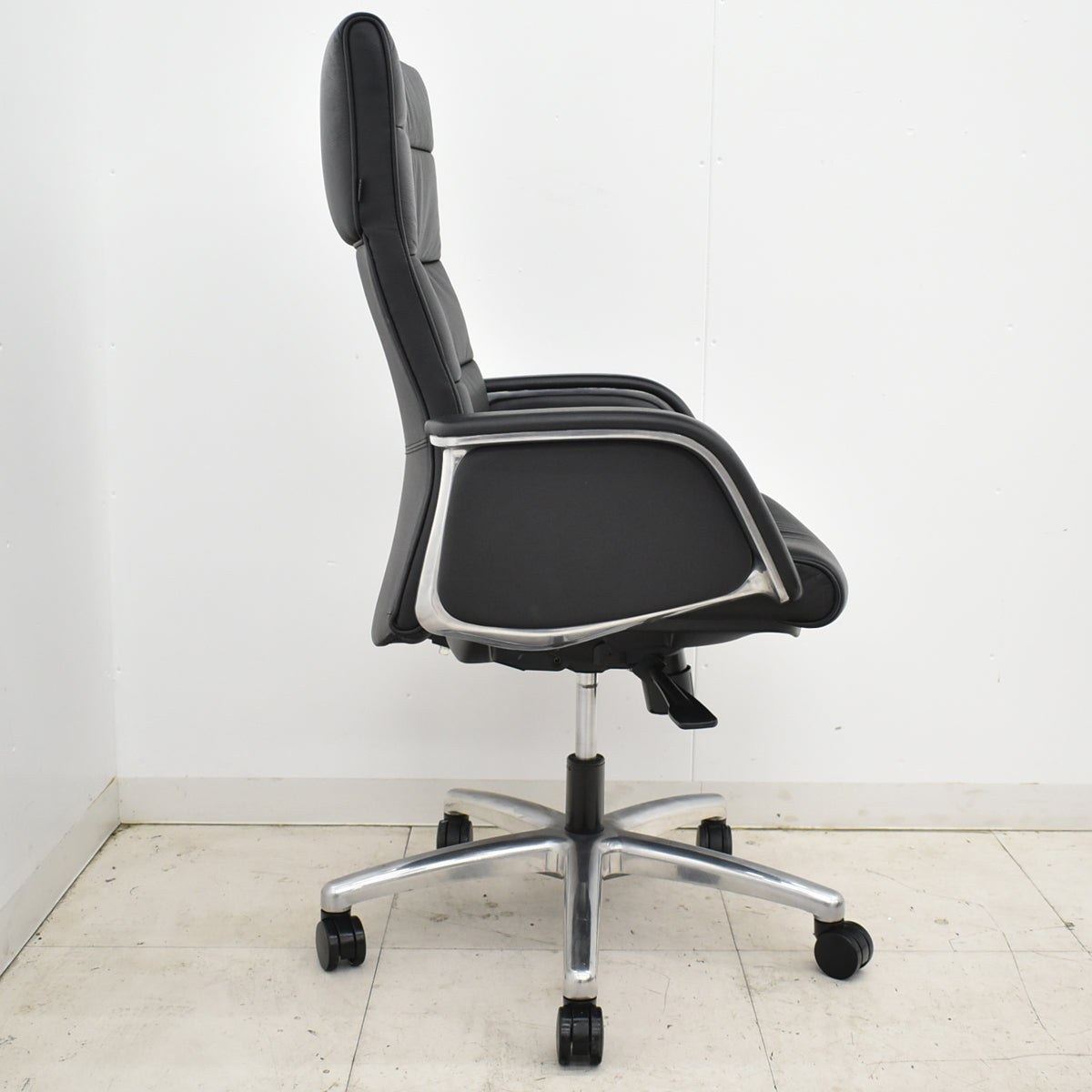 【中古】オカムラ　CEシリーズ　ハイバック　エグゼクティブチェア 固定肘（肘サイドパネル付）総革張り　ポリッシュ　2025110403【中古オフィス家具】