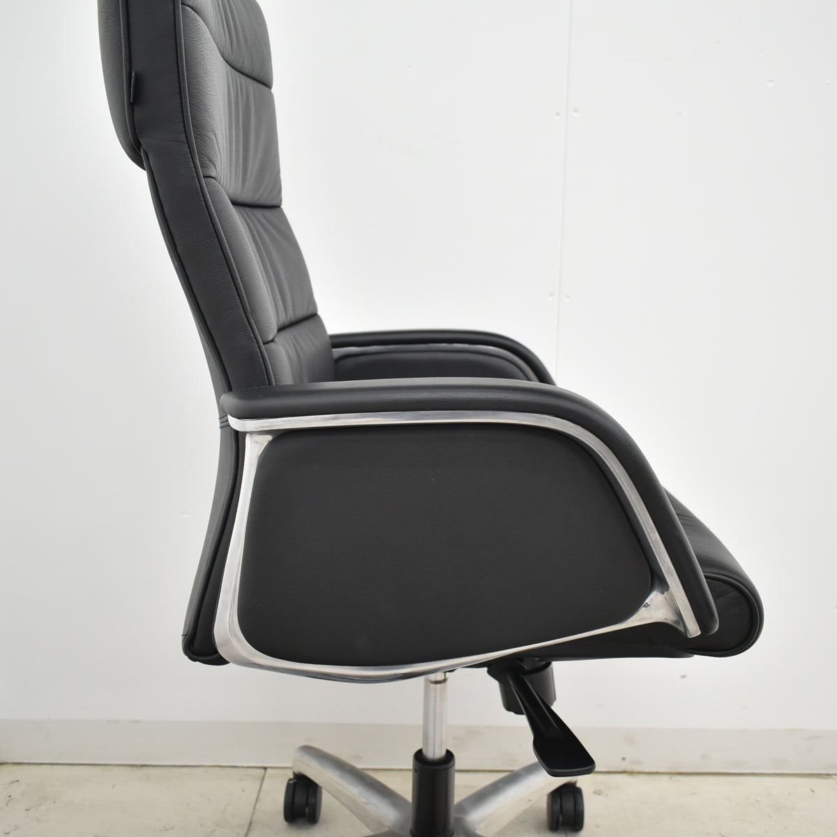 【中古】オカムラ　CEシリーズ　ハイバック　エグゼクティブチェア 固定肘（肘サイドパネル付）総革張り　ポリッシュ　2025110403【中古オフィス家具】