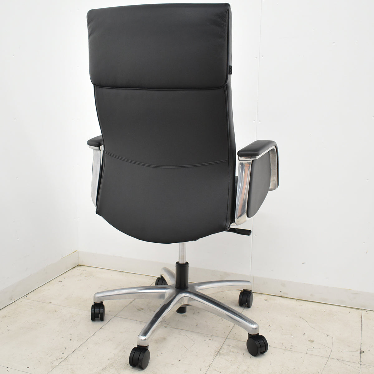 【中古】オカムラ　CEシリーズ　ハイバック　エグゼクティブチェア 固定肘（肘サイドパネル付）総革張り　ポリッシュ　2025110403【中古オフィス家具】