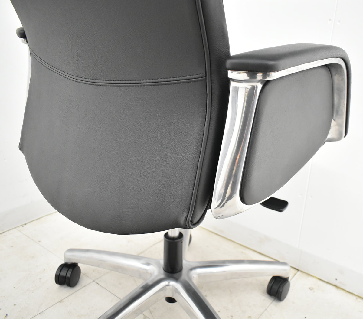 【中古】オカムラ　CEシリーズ　ハイバック　エグゼクティブチェア 固定肘（肘サイドパネル付）総革張り　ポリッシュ　2025110403【中古オフィス家具】