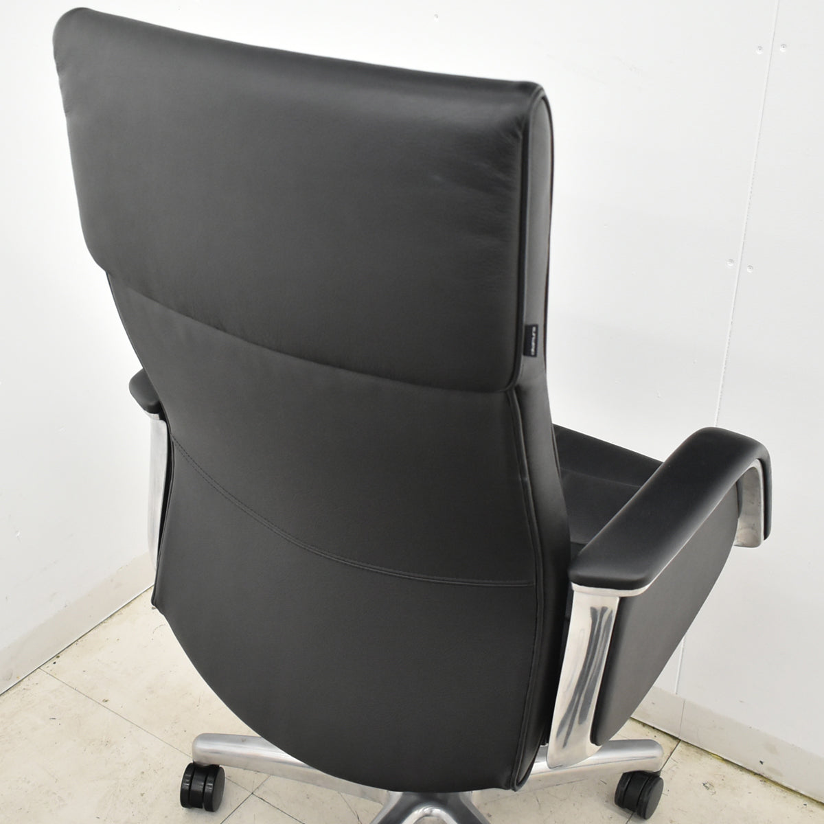 【中古】オカムラ　CEシリーズ　ハイバック　エグゼクティブチェア 固定肘（肘サイドパネル付）総革張り　ポリッシュ　2025110403【中古オフィス家具】