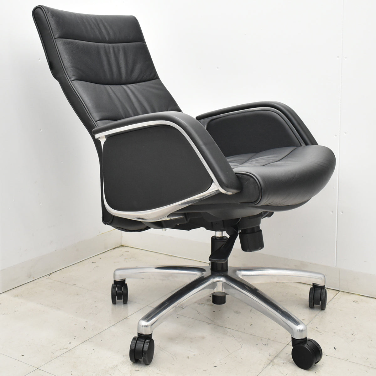 【中古】オカムラ　CEシリーズ　ハイバック　エグゼクティブチェア 固定肘（肘サイドパネル付）総革張り　ポリッシュ　2025110403【中古オフィス家具】