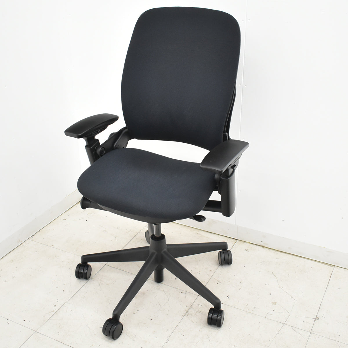 【中古】スチールケース　リープＶ２　可動肘　ランバーサポート　2025110405【中古オフィス家具】