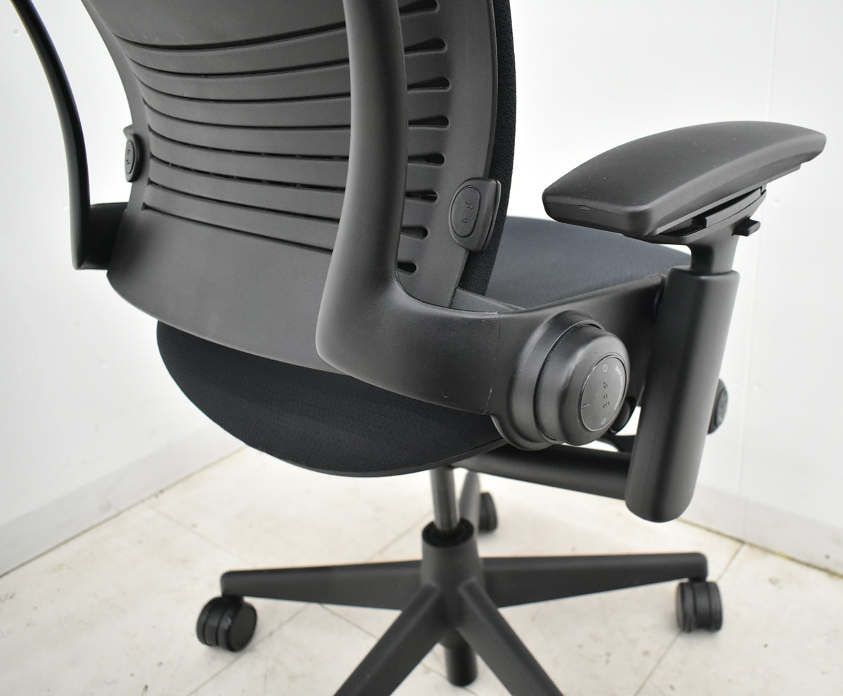 【中古】スチールケース　リープＶ２　可動肘　ランバーサポート　2025110405【中古オフィス家具】
