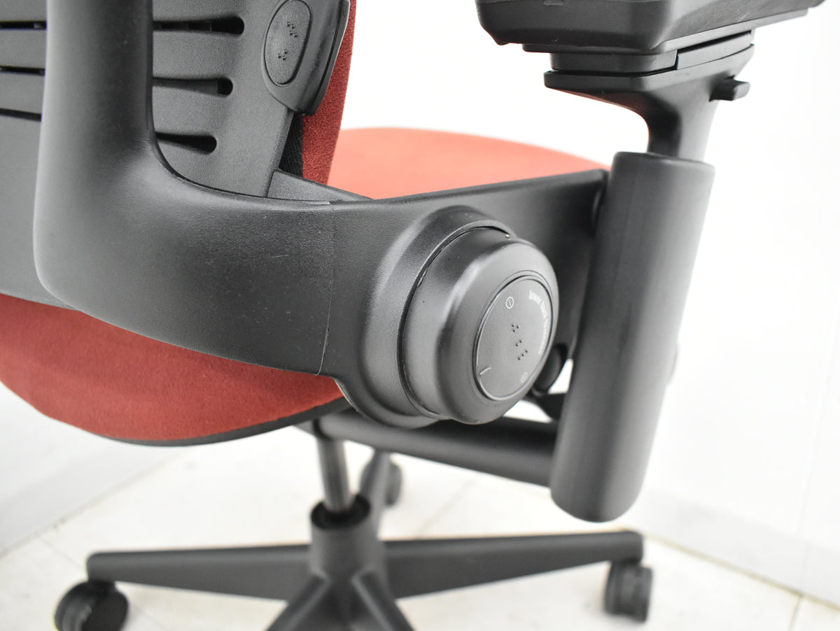 【中古】スチールケース　リープＶ２　可動肘　ランバーサポート　2025110406【中古オフィス家具】