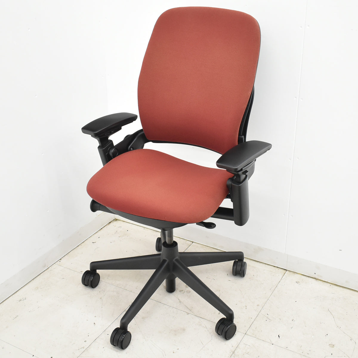 【中古】スチールケース　リープＶ２　可動肘　ランバーサポート　2025110406【中古オフィス家具】