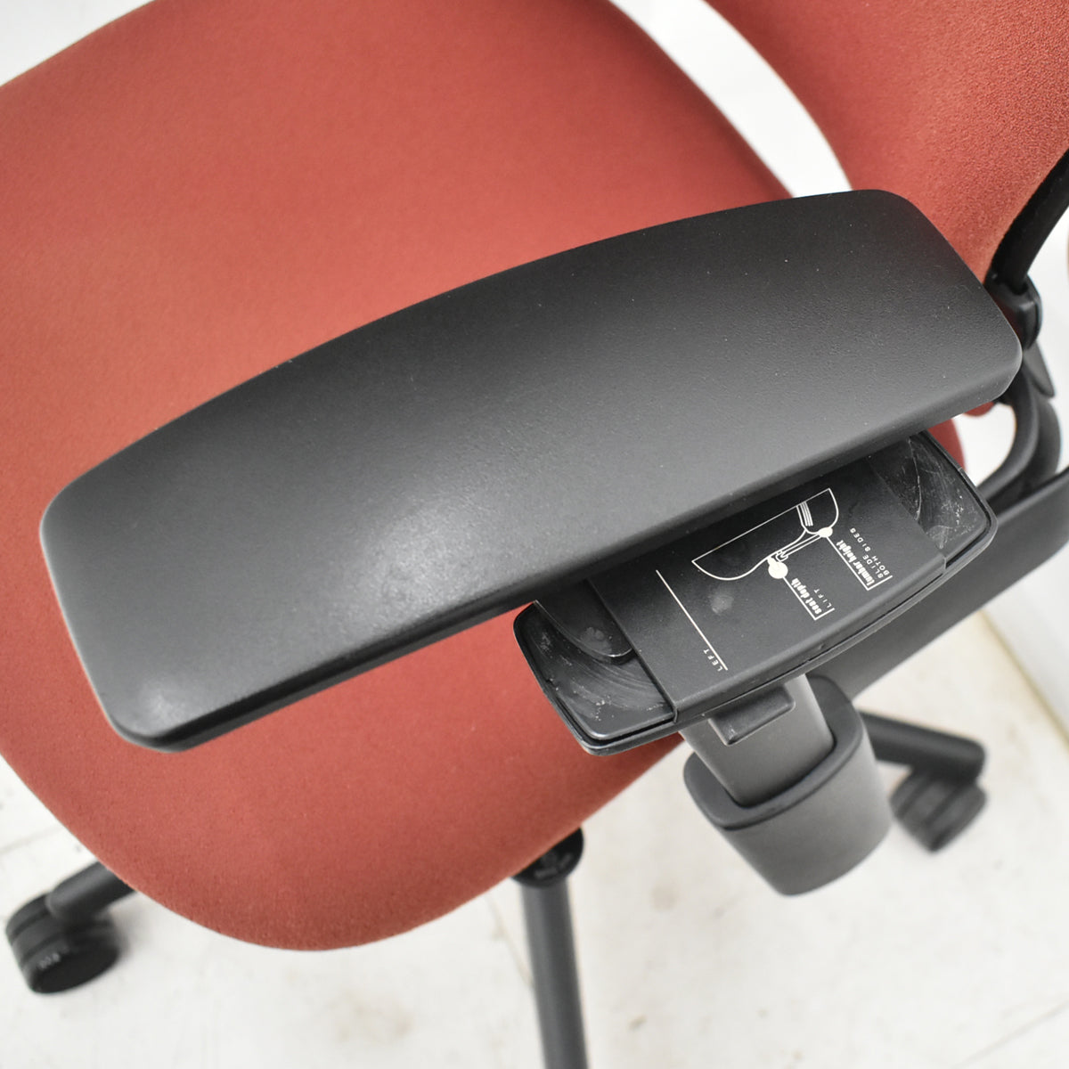 【中古】スチールケース　リープＶ２　可動肘　ランバーサポート　2025110406【中古オフィス家具】