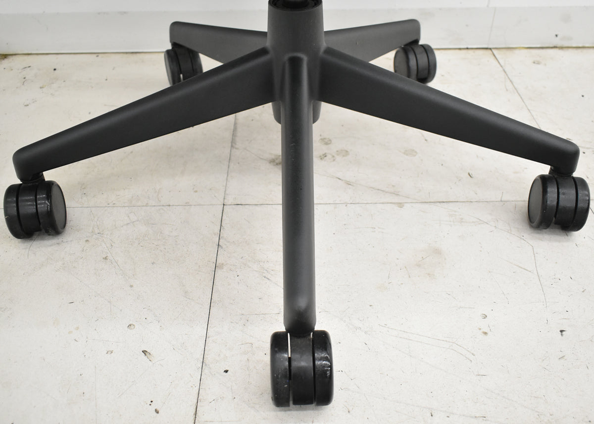 【中古】スチールケース　リープＶ２　可動肘　ランバーサポート　2025110406【中古オフィス家具】