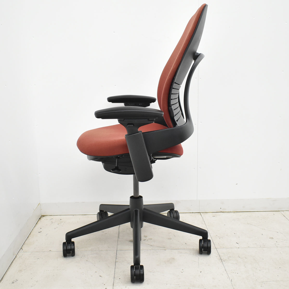 【中古】スチールケース　リープＶ２　可動肘　ランバーサポート　2025110406【中古オフィス家具】