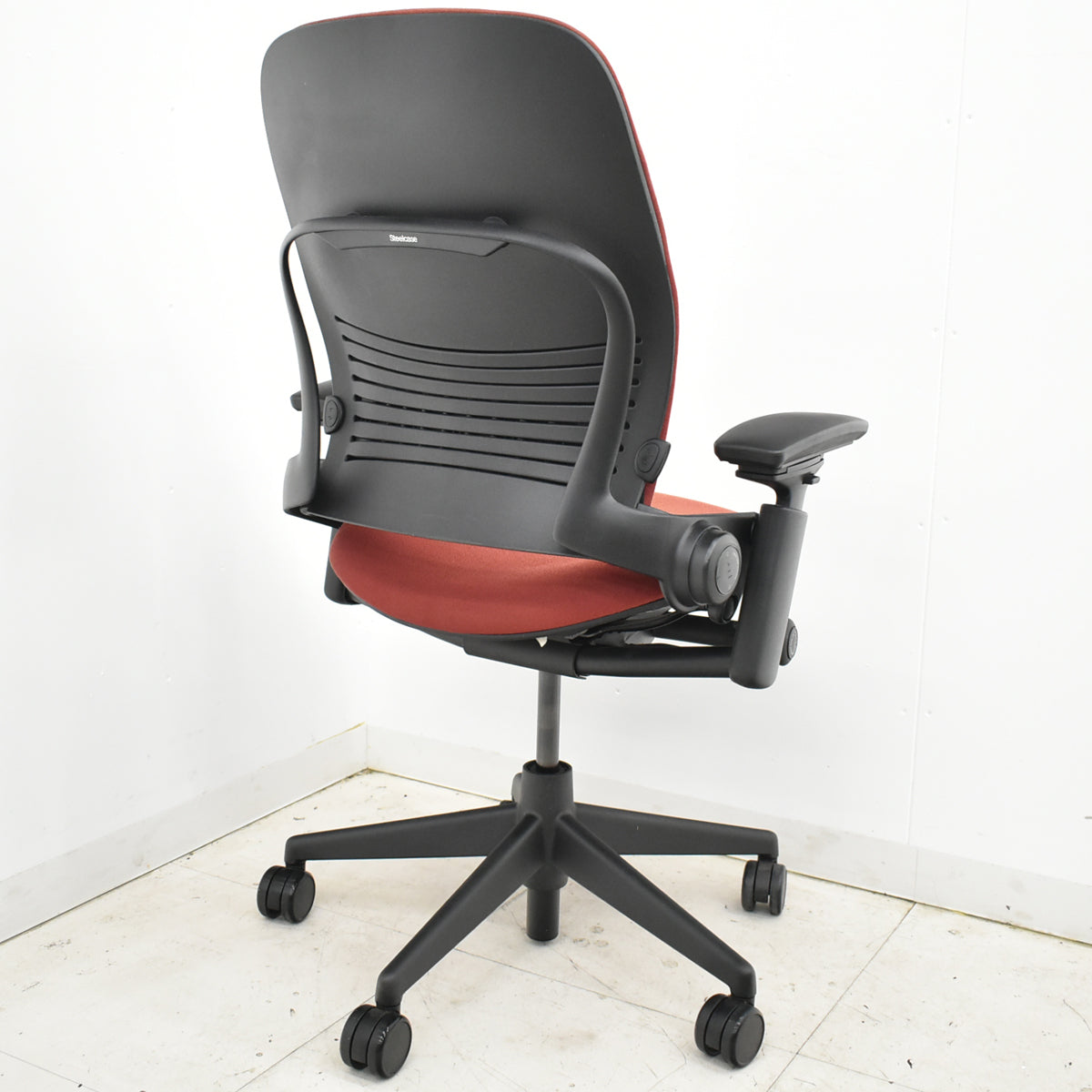 【中古】スチールケース　リープＶ２　可動肘　ランバーサポート　2025110406【中古オフィス家具】