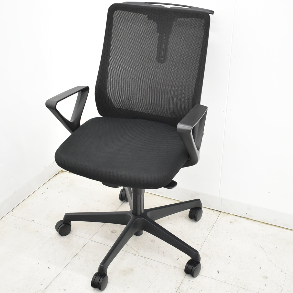 【中古】オカムラ　フルーエントチェア　ローバック　固定肘　ハンガー　2019年製　2025110501【中古オフィス家具】