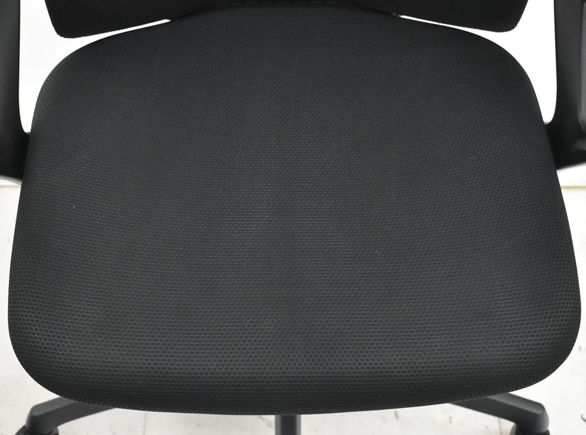 【中古】オカムラ　フルーエントチェア　ローバック　固定肘　ハンガー　2019年製　2025110501【中古オフィス家具】