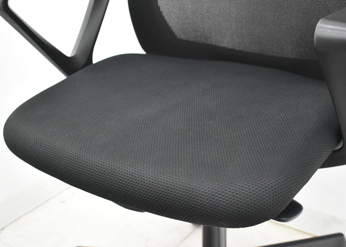 【中古】オカムラ　フルーエントチェア　ローバック　固定肘　ハンガー　2019年製　2025110501【中古オフィス家具】